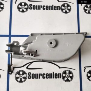 部品 ドアインナーバックル 812W62680-1121 812W62680-1122 SINOTRUK HOWO T5G SITRAK ハンドル - left　812W62680-1121