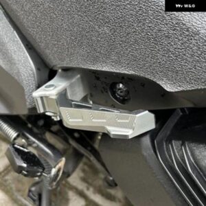 2PCS オートバイ バイク リアパッセンジャー フットペグ アルミ フットレスト NMAX155/XMAX300/NVX155/AERO R1/R3/MTO3 アクセサリー - Red