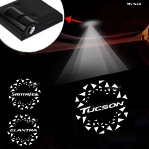 2X LED 車ドアエンブレムライトウェルカムランプワイヤレスプロジェクターツーソンサンタフェエラントラ 2016-23